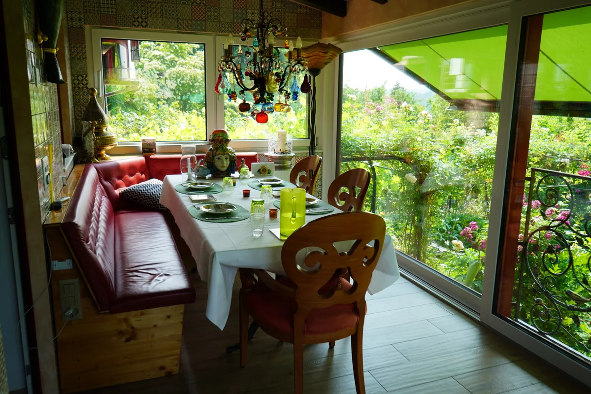 Jaswant und Alfred Freitag führen das Restaurant Jambo in Esslingen. Blick in den Wintergarten.